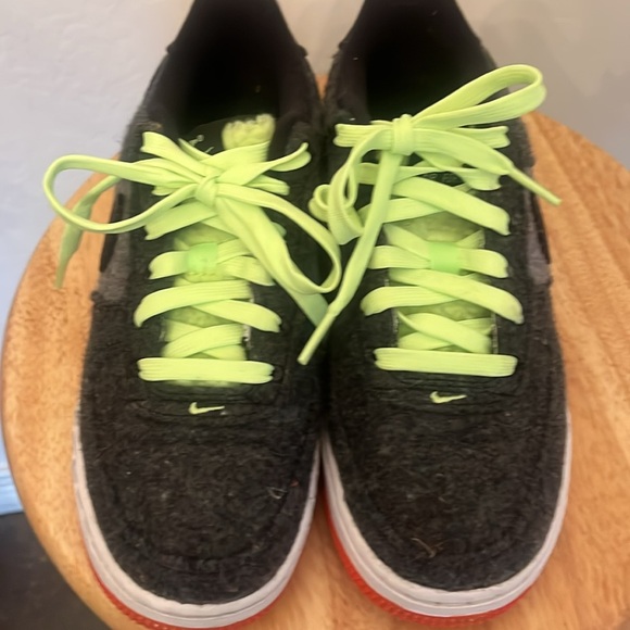 Nike Air Force 1 LV8 size 5Y / 6.5 women worn once grey felt with yellow laces - Picture 2 of 8
